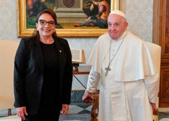 xiomara_castro_junto_al_papa_francisco