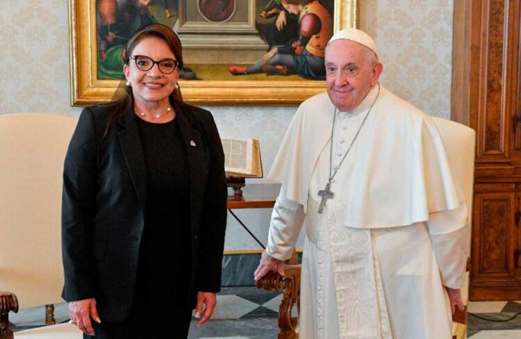 xiomara_castro_junto_al_papa_francisco
