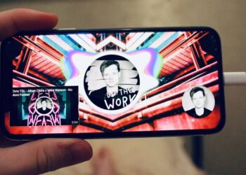 Un usuario visualizando YouTube Music. Foto: Unsplash.