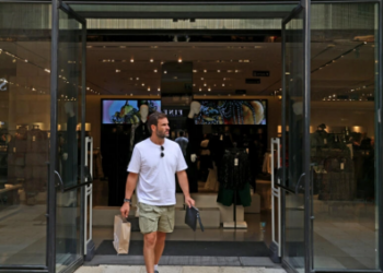 Un cliente sale de una tienda de la firma Zara en Jerusalén el 24 de octubre de 2022. Foto: AFP.