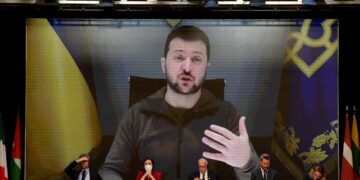 Zelenski critica a Musk por propuesta de acabar con la guerra en Ucrania.