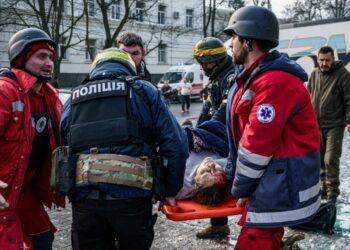 Miembros del Servicio de emergencia trasladan a una mujer herida tras un bombardeo ruso en el centro de la ciudad ucraniana de Jersón, el 24 de diciembre de 2022. Foto: AFP,