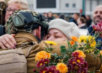Una mujer abraza a un soldado ucraniano en Jersón, recién liberada de las tropas rusas, el 12 de noviembre de 2022. Foto: AFP.