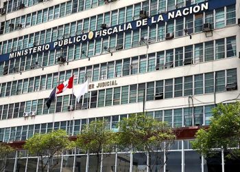 Fiscalía de Perú investiga por corrupción al ministro de Trabajo y asesora.