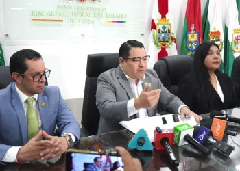 Conferencia de prensa del fiscal general del Estado, Roger Mariaca. FOTO: FGE
