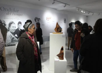 Visitantes admiran las obras de Marina Núñez del Prado. FOTO: FC-BCB