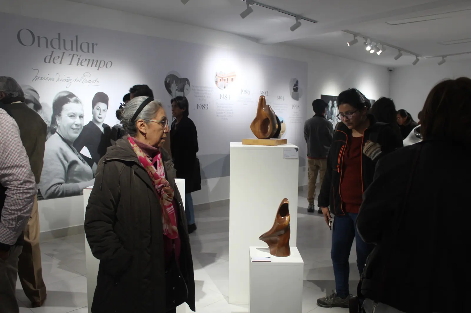 Visitantes admiran las obras de Marina Núñez del Prado. FOTO: FC-BCB