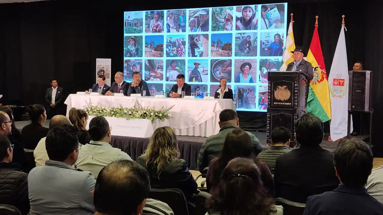 En Cochabamba se desarrolla la cumbre del agua. FOTO: GADC