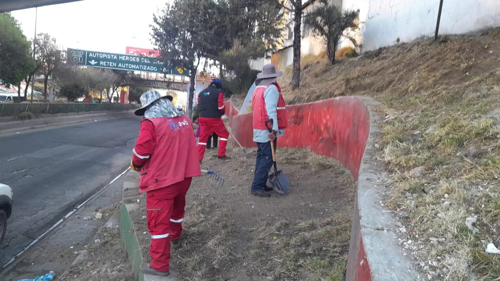 Funcionarios municipales realizan la limpieza en jardineras de la avenida 6 de Marzo. FOTO: GAMEA