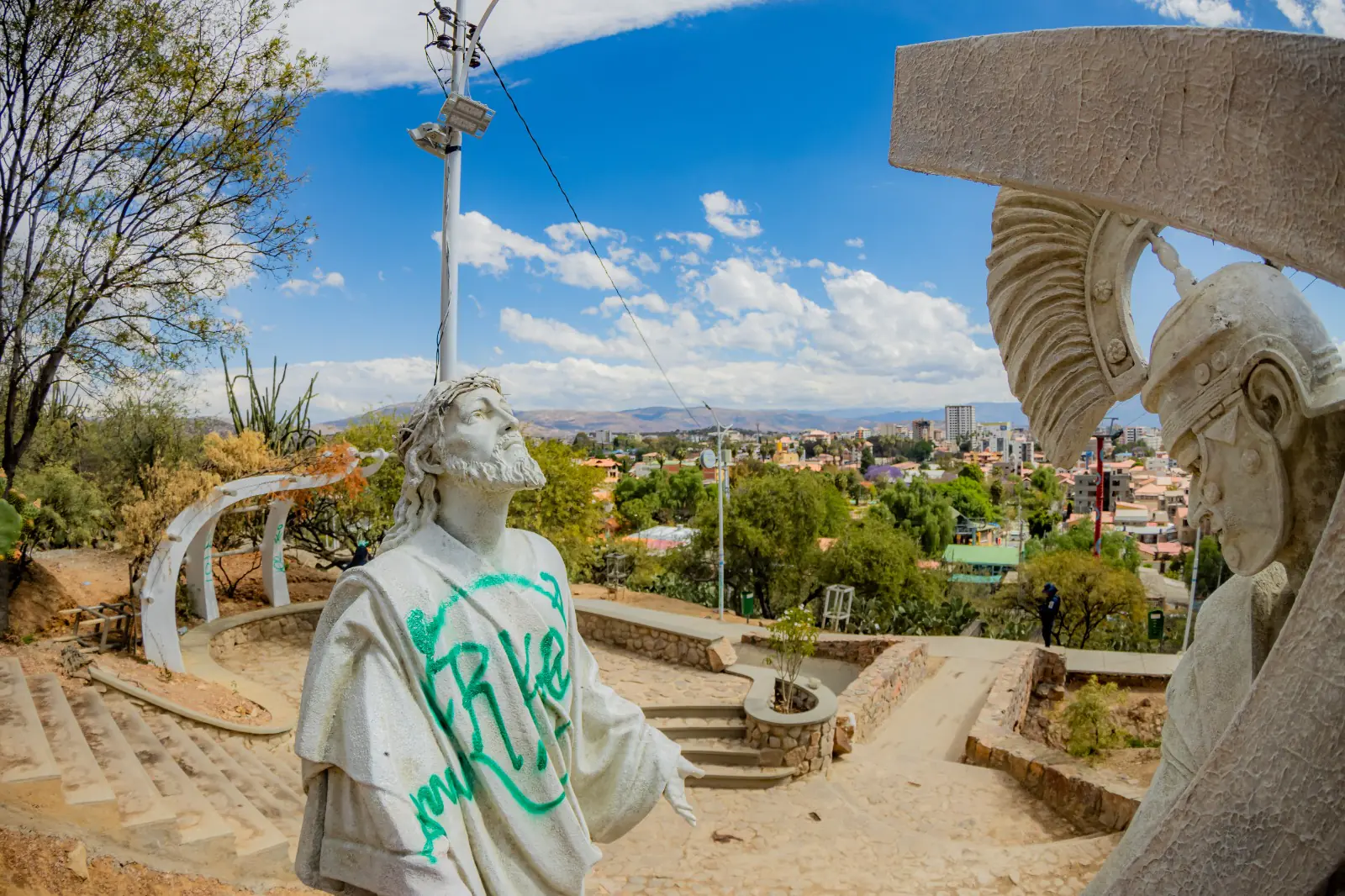 Vándalos pintaron esculturas del viacrucis del Cristo de la Concordia en Cochabamba. FOTO: GAMC