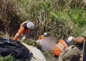 Efectivos de la Policía y Bomberos rescatan el cuerpo de la menor de edad. FOTO: RRSS