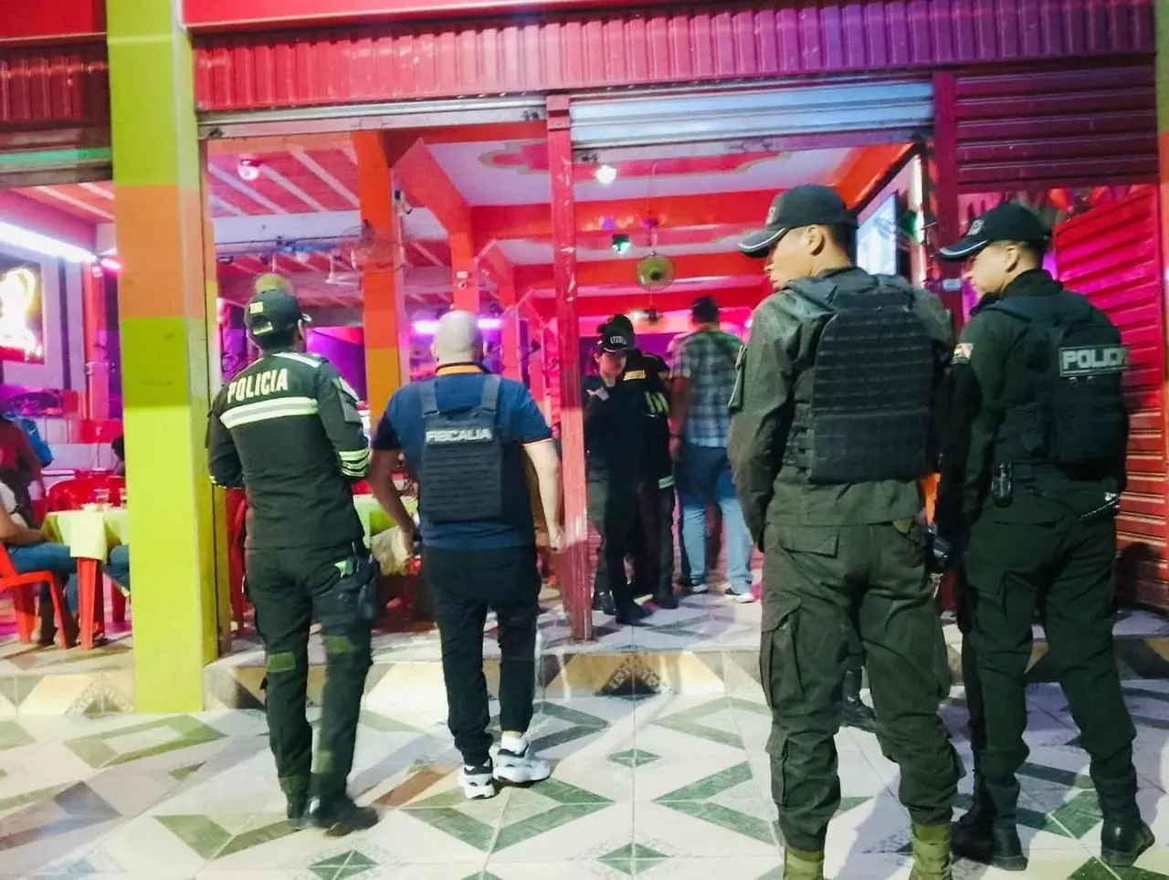 Operativo en un local nocturno en Trinidad permitió el rescate de dos menores que sufrían explotación sexual. FOTO: FGE