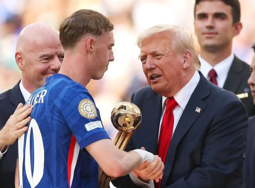 Cole Palmer recibe el Balón de Oro del Mundial de Clubes