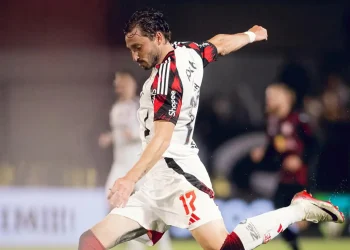Flamengo gana 2-1 al RB Bragantino y queda a un punto del Cruzeiro