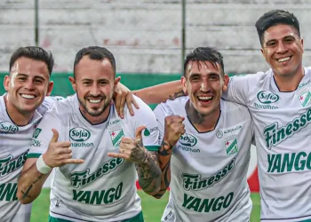 Oriente golea 3-0 a Aurora y se mete en la pelea por los premios
