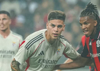 Benfica vence 2-0 en Niza en su camino hacia la Champions