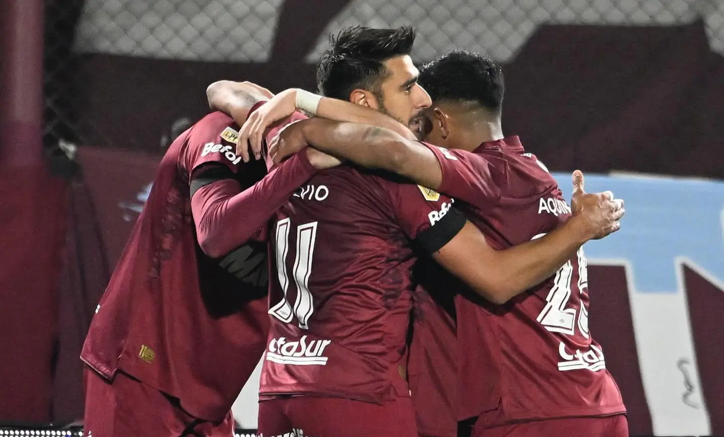 Lanús y Huracán ganan en Argentina