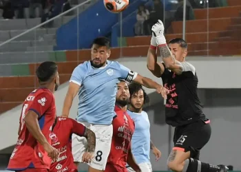 Guabirá vence, escala posiciones y hunde más a Aurora