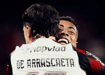 De Arrascaeta guía a Flamengo a cuartos de final de la Libertadores