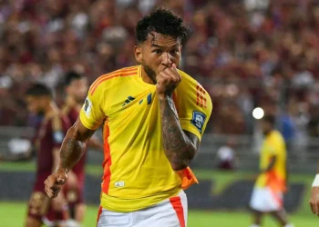Suárez, el ‘héroe boliviano’, pide Mundial con su póker de goles
