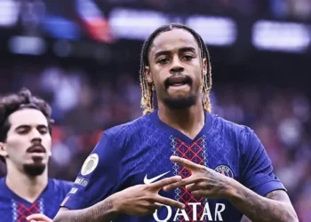 El PSG gana al Lens gracias a Barcola pero pierde a ‘Kvara’