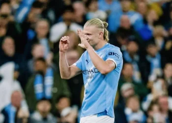 El City de Haaland vence a un Napoli con diez hombres