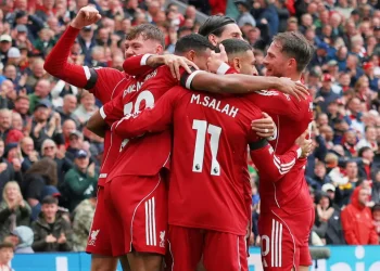 El Liverpool gana al Everton y firma pleno de cinco victorias