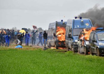 Violentos enfrentamientos en una manifestación ecologista en Francia.