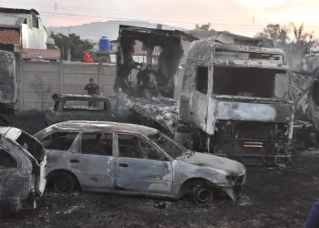 Al menos, 15 vehículos incautados al narcotráfico quedaron calcinados tras voraz incendio de un depósito de Dircabi. FOTO APG