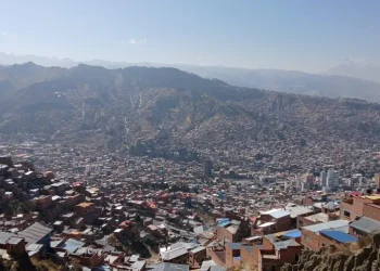 La mancha urbana de La Paz se expandió hacia las laderas. FOTO: GAMLP