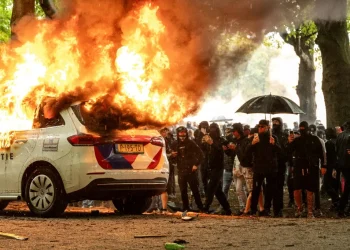 Un vehículo policial fue incendiado/AFP