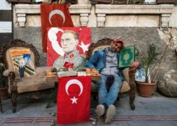 Serkan Sincan, en su tienda de antigüedades de Antakya. Foto: AFP