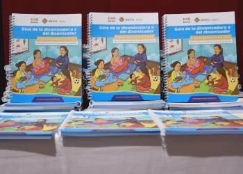 El ministro de Eduación, Omar Veliz, realizó la entrega oficial de las guías educativas del programa “Aprendiendo en Familia”. FOTO: Ministerio de Educación
