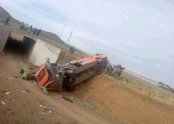 El bus que sufrío el accidente terminó sin el techo. Foto: Doble Impacto