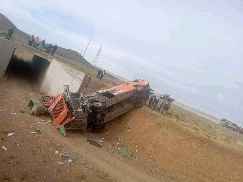 El bus que sufrío el accidente terminó sin el techo. Foto: Doble Impacto