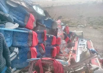 El bus que sufrío el accidente terminó sin el techo. Foto: Doble Impacto