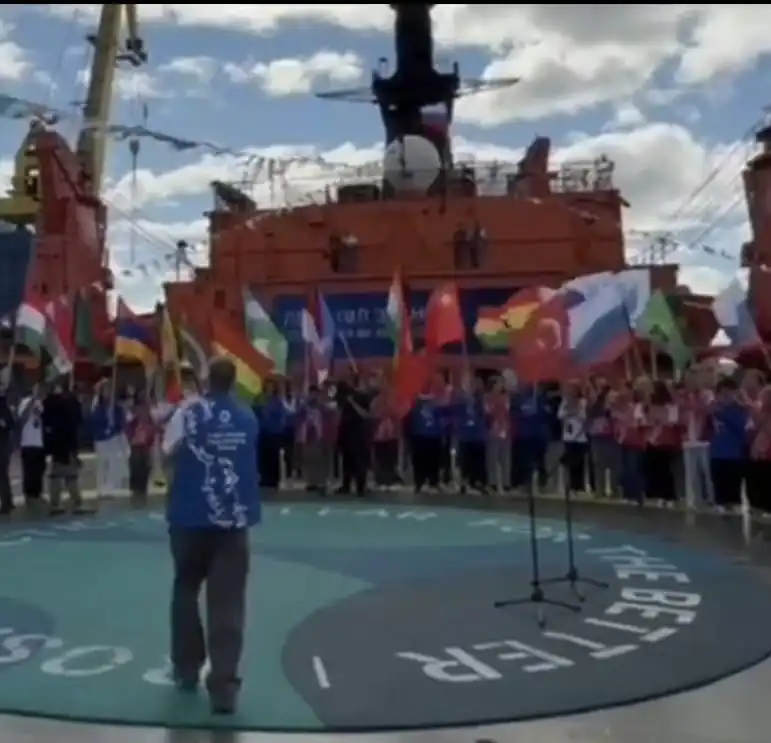 La bandera de Bolivia ondeó en la ceremonia de partida hacia el Polo Norte. FOTO: Club de Ciencias Nucleares