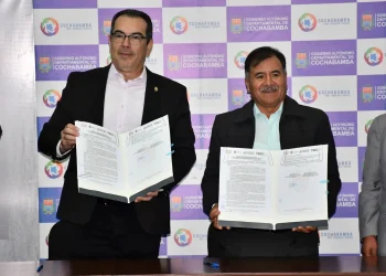 El Gobernador de Santa Cruz, Mario Aguilera, y su par de Cochabamba, Humberto Sánchez, firmaron un convenio. FOTO: Gobernación de Cochabamba