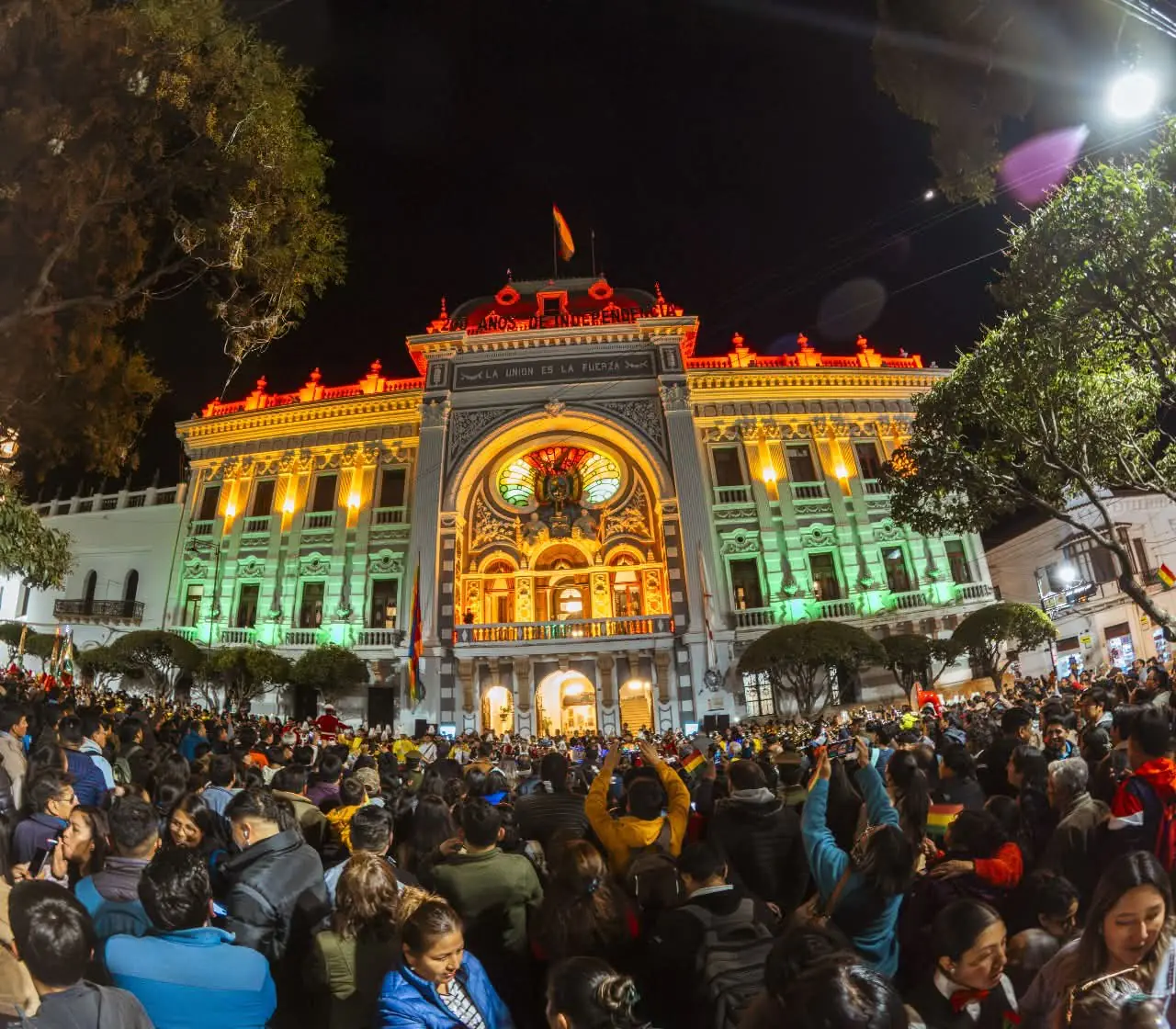 El primer Palacio de Gobierno, e Sucre, fue iluminado con los colores de la tricolor. Gentileza: Edwin Urizar