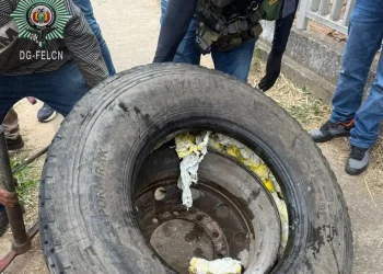 Los paquete con cocaína estaban en una de las llantas/Felcn
