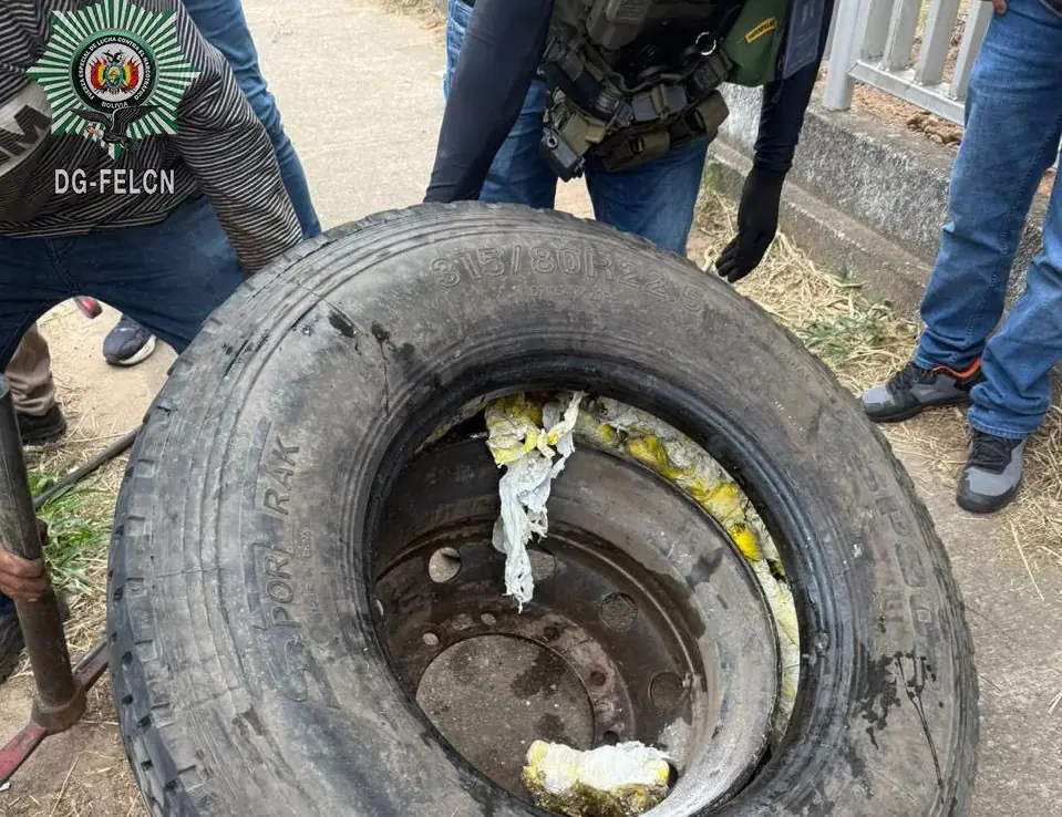 Los paquete con cocaína estaban en una de las llantas/Felcn