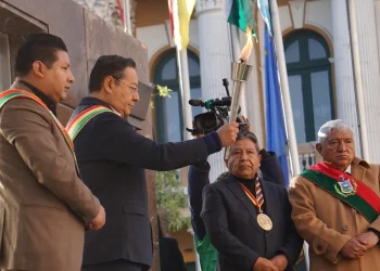 El presidente Luis Arce, el vicepresidente David Choquehuanca, el gobernador Santos Quispe y el alcalde Iván Arias, en los actos cívicos por la efeméride de La Paz. FOTO: APG