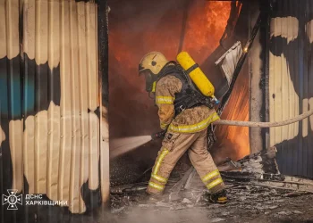 Los bomberos combaten incendios en Kiev/RRSS Volodimir Zelenski