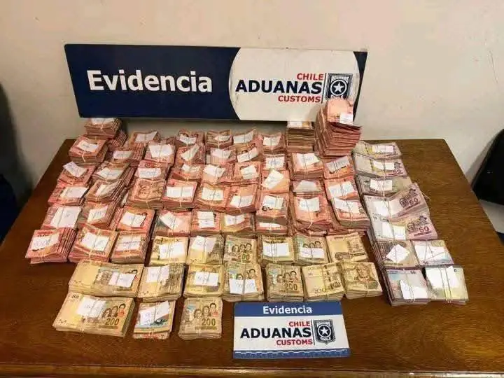 Más de un millón de bolivianos fueron incautados por la Aduana Chilena en el complejo fronterizo Chungará. FOTO: Aduana de Chile