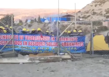 Trabajadores bloquean el ingreso del relleno sanitario de Sak'a Churu. FOTO: RRSS