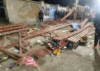 Así quedaron las graderías tras el desplome durante el recorrido de la entrada de Ch'utillos. FOTO: APG