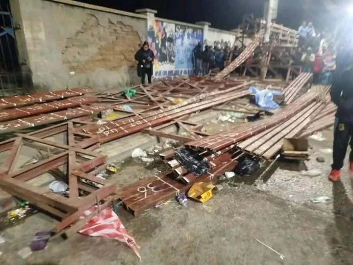 Así quedaron las graderías tras el desplome durante el recorrido de la entrada de Ch'utillos. FOTO: APG