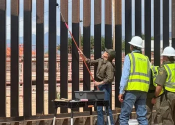 La secretaria de seguridad nacional, Kristie Noem inició el trabajo/RRSS Noem