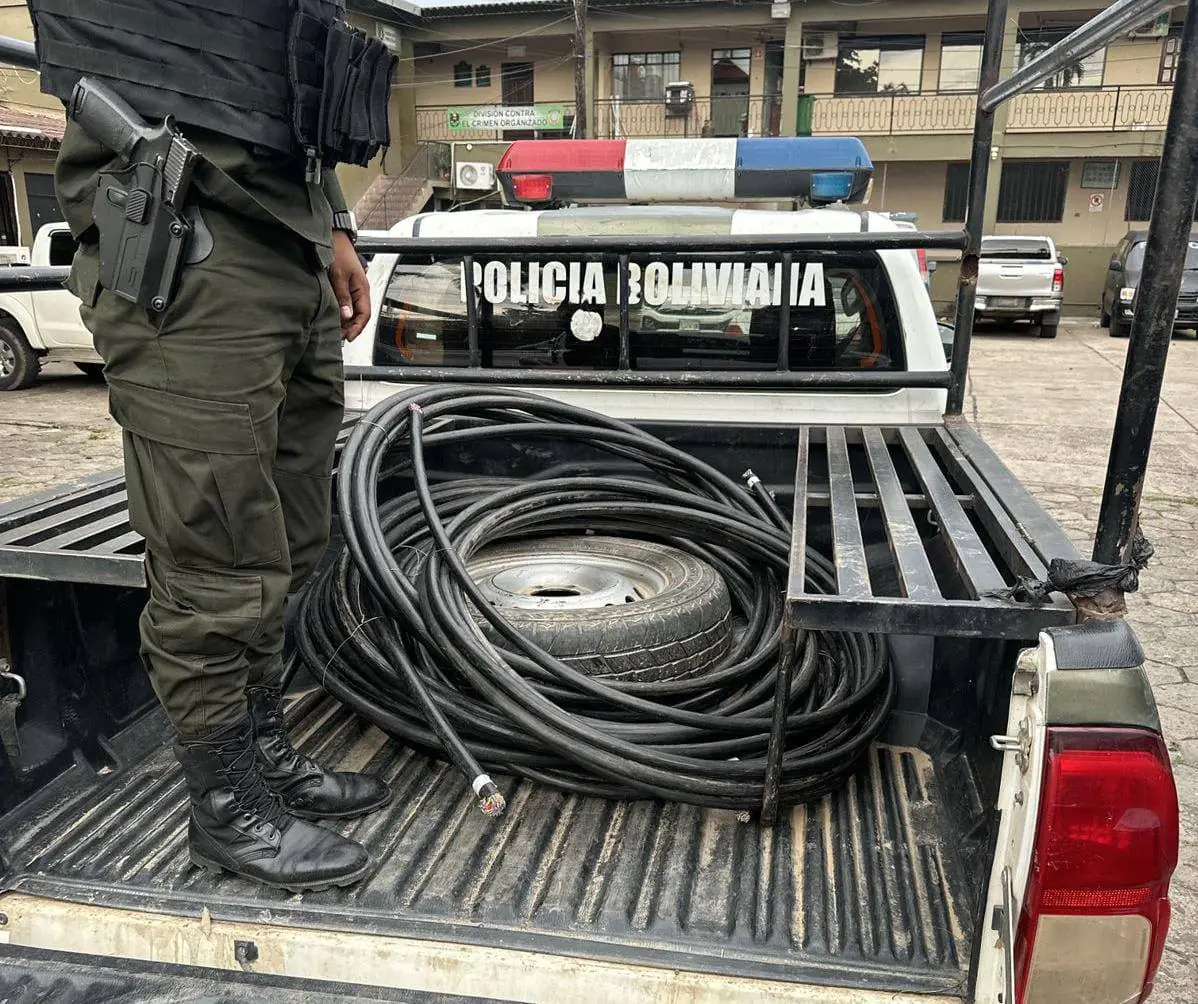 La Policía recuperó los cables de fibra óptica/Policía Boliviana