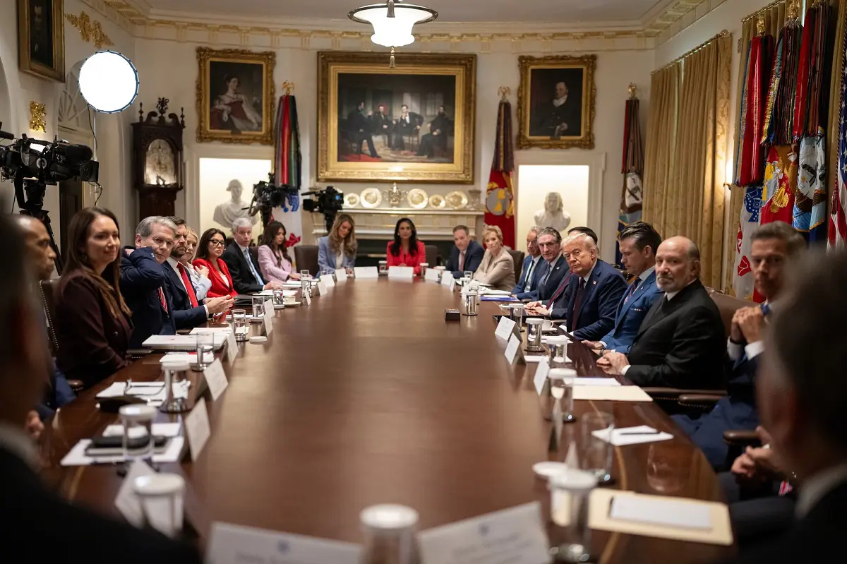 Trump hizo el anuncio en una reunión de gabinete/The White House